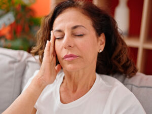 mulher com dor de cabeça